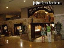[P04] in holul hotelului se afla 'boutique-uri' din care turistii pot cumpara amintiri la preturi destul de piperate: aur,imbracaminte si incaltaminte... » foto by bigMAMA
 - 
<span class="allrVoted glyphicon glyphicon-heart hidden" id="av64282"></span>
<a class="m-l-10 hidden" id="sv64282" onclick="voting_Foto_DelVot(,64282,97)" role="button">șterge vot <span class="glyphicon glyphicon-remove"></span></a>
<a id="v964282" class=" c-red"  onclick="voting_Foto_SetVot(64282)" role="button"><span class="glyphicon glyphicon-heart-empty"></span> <b>LIKE</b> = Votează poza</a> <img class="hidden"  id="f64282W9" src="/imagini/loader.gif" border="0" /><span class="AjErrMes hidden" id="e64282ErM"></span>