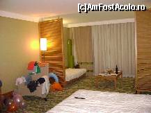 [P05] asa arata o camera (ei, bine, scuzati deranjul, dar suntem in concediu si nu mai prididim cu distractia!). exista o compartimentare facuta de cele doua paravane, care despart partea de camera in care se afla patul matrimonial de cea in care se afla doua paturi de cate o persoana. » foto by bigMAMA
 - 
<span class="allrVoted glyphicon glyphicon-heart hidden" id="av64286"></span>
<a class="m-l-10 hidden" id="sv64286" onclick="voting_Foto_DelVot(,64286,97)" role="button">șterge vot <span class="glyphicon glyphicon-remove"></span></a>
<a id="v964286" class=" c-red"  onclick="voting_Foto_SetVot(64286)" role="button"><span class="glyphicon glyphicon-heart-empty"></span> <b>LIKE</b> = Votează poza</a> <img class="hidden"  id="f64286W9" src="/imagini/loader.gif" border="0" /><span class="AjErrMes hidden" id="e64286ErM"></span>
