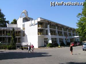 [P01] Hotel Ralitsa Albena - coprul principal unde se afla si receptia » foto by ionescunic
 - 
<span class="allrVoted glyphicon glyphicon-heart hidden" id="av359542"></span>
<a class="m-l-10 hidden" id="sv359542" onclick="voting_Foto_DelVot(,359542,976)" role="button">șterge vot <span class="glyphicon glyphicon-remove"></span></a>
<a id="v9359542" class=" c-red"  onclick="voting_Foto_SetVot(359542)" role="button"><span class="glyphicon glyphicon-heart-empty"></span> <b>LIKE</b> = Votează poza</a> <img class="hidden"  id="f359542W9" src="/imagini/loader.gif" border="0" /><span class="AjErrMes hidden" id="e359542ErM"></span>