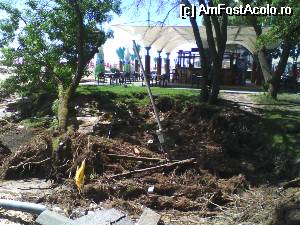 [P02] Tereasa de la Boriana, langa terenul devastat de paraiasul revarsat la inundatii.  » foto by teoanton
 - 
<span class="allrVoted glyphicon glyphicon-heart hidden" id="av519303"></span>
<a class="m-l-10 hidden" id="sv519303" onclick="voting_Foto_DelVot(,519303,976)" role="button">șterge vot <span class="glyphicon glyphicon-remove"></span></a>
<a id="v9519303" class=" c-red"  onclick="voting_Foto_SetVot(519303)" role="button"><span class="glyphicon glyphicon-heart-empty"></span> <b>LIKE</b> = Votează poza</a> <img class="hidden"  id="f519303W9" src="/imagini/loader.gif" border="0" /><span class="AjErrMes hidden" id="e519303ErM"></span>