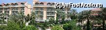 [P01] Gradina hotelului vazuta de la balconul camerei... cladirile din imagine sunt corpuri ale hotelului, sunt 8 astfel de corpuri identice, 4 nivele, 18 camere pe nivel... in gradina mai sunt magazine si terasa de care ziceam ca e ideala pentru betiveli, din pacate nu se vede in poza. » foto by halbasus
 - 
<span class="allrVoted glyphicon glyphicon-heart hidden" id="av119481"></span>
<a class="m-l-10 hidden" id="sv119481" onclick="voting_Foto_DelVot(,119481,99)" role="button">șterge vot <span class="glyphicon glyphicon-remove"></span></a>
<a id="v9119481" class=" c-red"  onclick="voting_Foto_SetVot(119481)" role="button"><span class="glyphicon glyphicon-heart-empty"></span> <b>LIKE</b> = Votează poza</a> <img class="hidden"  id="f119481W9" src="/imagini/loader.gif" border="0" /><span class="AjErrMes hidden" id="e119481ErM"></span>