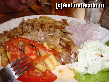 [P18] gyros de pui la farfurie, 7,5 euro » foto by Sanziana
 - 
<span class="allrVoted glyphicon glyphicon-heart hidden" id="av93099"></span>
<a class="m-l-10 hidden" id="sv93099" onclick="voting_Foto_DelVot(,93099,993)" role="button">șterge vot <span class="glyphicon glyphicon-remove"></span></a>
<a id="v993099" class=" c-red"  onclick="voting_Foto_SetVot(93099)" role="button"><span class="glyphicon glyphicon-heart-empty"></span> <b>LIKE</b> = Votează poza</a> <img class="hidden"  id="f93099W9" src="/imagini/loader.gif" border="0" /><span class="AjErrMes hidden" id="e93099ErM"></span>