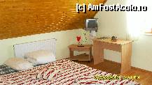 [P41] camera noastra de la mansarda-etajul 2.In dreapta e geamul iar langa calorifer e asezat un pat pliant. » foto by adryana
 - 
<span class="allrVoted glyphicon glyphicon-heart hidden" id="av293388"></span>
<a class="m-l-10 hidden" id="sv293388" onclick="voting_Foto_DelVot(,293388,1000)" role="button">șterge vot <span class="glyphicon glyphicon-remove"></span></a>
<a id="v9293388" class=" c-red"  onclick="voting_Foto_SetVot(293388)" role="button"><span class="glyphicon glyphicon-heart-empty"></span> <b>LIKE</b> = Votează poza</a> <img class="hidden"  id="f293388W9" src="/imagini/loader.gif" border="0" /><span class="AjErrMes hidden" id="e293388ErM"></span>