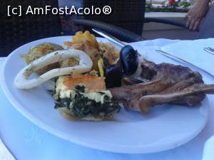 [P09] Am avut poftă... hehe... miel, ardei umplut și sarmale, doar calamari și vongole am luat atunci, tarta sărată foarte buna » foto by Daniela.t
 - 
<span class="allrVoted glyphicon glyphicon-heart hidden" id="av978234"></span>
<a class="m-l-10 hidden" id="sv978234" onclick="voting_Foto_DelVot(,978234,1003)" role="button">șterge vot <span class="glyphicon glyphicon-remove"></span></a>
<a id="v9978234" class=" c-red"  onclick="voting_Foto_SetVot(978234)" role="button"><span class="glyphicon glyphicon-heart-empty"></span> <b>LIKE</b> = Votează poza</a> <img class="hidden"  id="f978234W9" src="/imagini/loader.gif" border="0" /><span class="AjErrMes hidden" id="e978234ErM"></span>