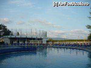 [P08] La parter, salon bar - locatia unde spectacolele, berea si coctailurile se 'intindeau' pana la 12am. 
La etaj teren de sport (basket). 
In dreapta, teren de volleyball pe plaja.  » foto by adi_s
 - 
<span class="allrVoted glyphicon glyphicon-heart hidden" id="av462990"></span>
<a class="m-l-10 hidden" id="sv462990" onclick="voting_Foto_DelVot(,462990,1017)" role="button">șterge vot <span class="glyphicon glyphicon-remove"></span></a>
<a id="v9462990" class=" c-red"  onclick="voting_Foto_SetVot(462990)" role="button"><span class="glyphicon glyphicon-heart-empty"></span> <b>LIKE</b> = Votează poza</a> <img class="hidden"  id="f462990W9" src="/imagini/loader.gif" border="0" /><span class="AjErrMes hidden" id="e462990ErM"></span>