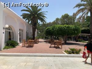 [P05] Zona de intrare hotel » foto by AZE
 - 
<span class="allrVoted glyphicon glyphicon-heart hidden" id="av1307024"></span>
<a class="m-l-10 hidden" id="sv1307024" onclick="voting_Foto_DelVot(,1307024,1053)" role="button">șterge vot <span class="glyphicon glyphicon-remove"></span></a>
<a id="v91307024" class=" c-red"  onclick="voting_Foto_SetVot(1307024)" role="button"><span class="glyphicon glyphicon-heart-empty"></span> <b>LIKE</b> = Votează poza</a> <img class="hidden"  id="f1307024W9" src="/imagini/loader.gif" border="0" /><span class="AjErrMes hidden" id="e1307024ErM"></span>