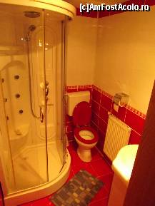 [P19] Heaven Hotel (Hunedoara) - a doua cameră primită; baia (observați atent cum arată cabina de duș, în special ușa din dreapta și peretele lateral) » foto by Dragoș_MD
 - 
<span class="allrVoted glyphicon glyphicon-heart hidden" id="av497695"></span>
<a class="m-l-10 hidden" id="sv497695" onclick="voting_Foto_DelVot(,497695,1054)" role="button">șterge vot <span class="glyphicon glyphicon-remove"></span></a>
<a id="v9497695" class=" c-red"  onclick="voting_Foto_SetVot(497695)" role="button"><span class="glyphicon glyphicon-heart-empty"></span> <b>LIKE</b> = Votează poza</a> <img class="hidden"  id="f497695W9" src="/imagini/loader.gif" border="0" /><span class="AjErrMes hidden" id="e497695ErM"></span>