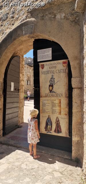 [P39] Poarta Castelului Frankopan » foto by noi doi
 - 
<span class="allrVoted glyphicon glyphicon-heart hidden" id="av1319359"></span>
<a class="m-l-10 hidden" id="sv1319359" onclick="voting_Foto_DelVot(,1319359,1056)" role="button">șterge vot <span class="glyphicon glyphicon-remove"></span></a>
<a id="v91319359" class=" c-red"  onclick="voting_Foto_SetVot(1319359)" role="button"><span class="glyphicon glyphicon-heart-empty"></span> <b>LIKE</b> = Votează poza</a> <img class="hidden"  id="f1319359W9" src="/imagini/loader.gif" border="0" /><span class="AjErrMes hidden" id="e1319359ErM"></span>