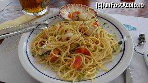 [P47] Bistro Neptun - Spageti Capesante (120 kuna) 
P. S. scoica am confiscat-o ca suvenir :))  » foto by Camelia19
 - 
<span class="allrVoted glyphicon glyphicon-heart hidden" id="av667422"></span>
<a class="m-l-10 hidden" id="sv667422" onclick="voting_Foto_DelVot(,667422,1056)" role="button">șterge vot <span class="glyphicon glyphicon-remove"></span></a>
<a id="v9667422" class=" c-red"  onclick="voting_Foto_SetVot(667422)" role="button"><span class="glyphicon glyphicon-heart-empty"></span> <b>LIKE</b> = Votează poza</a> <img class="hidden"  id="f667422W9" src="/imagini/loader.gif" border="0" /><span class="AjErrMes hidden" id="e667422ErM"></span>