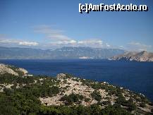 [P08] Baska - la orizont iesind din mare insula Prvic (in stanga) si partea continentala a Croatiei cu muntii golasi ce parca cresc din Adriatica » foto by unumirut
 - 
<span class="allrVoted glyphicon glyphicon-heart hidden" id="av112953"></span>
<a class="m-l-10 hidden" id="sv112953" onclick="voting_Foto_DelVot(,112953,1056)" role="button">șterge vot <span class="glyphicon glyphicon-remove"></span></a>
<a id="v9112953" class=" c-red"  onclick="voting_Foto_SetVot(112953)" role="button"><span class="glyphicon glyphicon-heart-empty"></span> <b>LIKE</b> = Votează poza</a> <img class="hidden"  id="f112953W9" src="/imagini/loader.gif" border="0" /><span class="AjErrMes hidden" id="e112953ErM"></span>