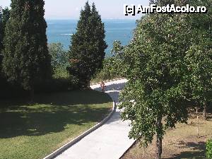 [P11] Din balconul camerei se vedea drumul ce duce de la resort spre plaja..., frumoasa priveliste nui asa?  » foto by elena prodan
 - 
<span class="allrVoted glyphicon glyphicon-heart hidden" id="av395410"></span>
<a class="m-l-10 hidden" id="sv395410" onclick="voting_Foto_DelVot(,395410,1088)" role="button">șterge vot <span class="glyphicon glyphicon-remove"></span></a>
<a id="v9395410" class=" c-red"  onclick="voting_Foto_SetVot(395410)" role="button"><span class="glyphicon glyphicon-heart-empty"></span> <b>LIKE</b> = Votează poza</a> <img class="hidden"  id="f395410W9" src="/imagini/loader.gif" border="0" /><span class="AjErrMes hidden" id="e395410ErM"></span>