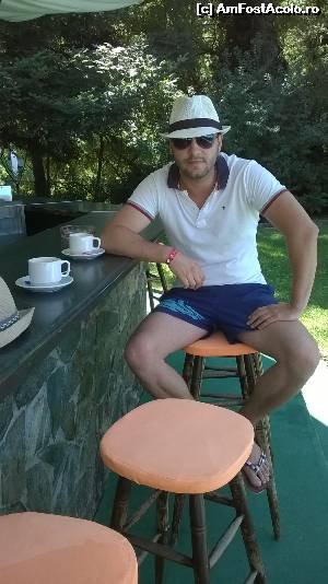 [P10] Eu, savurand o cafea la barul piscinei. cafeaua era f. buna » foto by c_marika22
 - 
<span class="allrVoted glyphicon glyphicon-heart hidden" id="av640455"></span>
<a class="m-l-10 hidden" id="sv640455" onclick="voting_Foto_DelVot(,640455,1091)" role="button">șterge vot <span class="glyphicon glyphicon-remove"></span></a>
<a id="v9640455" class=" c-red"  onclick="voting_Foto_SetVot(640455)" role="button"><span class="glyphicon glyphicon-heart-empty"></span> <b>LIKE</b> = Votează poza</a> <img class="hidden"  id="f640455W9" src="/imagini/loader.gif" border="0" /><span class="AjErrMes hidden" id="e640455ErM"></span>