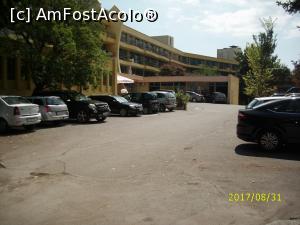 [P32] Parcarea și intrarea în hotel.  » foto by puiutea
 - 
<span class="allrVoted glyphicon glyphicon-heart hidden" id="av901816"></span>
<a class="m-l-10 hidden" id="sv901816" onclick="voting_Foto_DelVot(,901816,1091)" role="button">șterge vot <span class="glyphicon glyphicon-remove"></span></a>
<a id="v9901816" class=" c-red"  onclick="voting_Foto_SetVot(901816)" role="button"><span class="glyphicon glyphicon-heart-empty"></span> <b>LIKE</b> = Votează poza</a> <img class="hidden"  id="f901816W9" src="/imagini/loader.gif" border="0" /><span class="AjErrMes hidden" id="e901816ErM"></span>