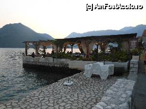 [P11] Cina pe malul marii, in Perast (singura localitate in care majoritatea restaurantelor sunt direct pe mal)  » foto by mh_iulia
 - 
<span class="allrVoted glyphicon glyphicon-heart hidden" id="av460919"></span>
<a class="m-l-10 hidden" id="sv460919" onclick="voting_Foto_DelVot(,460919,1103)" role="button">șterge vot <span class="glyphicon glyphicon-remove"></span></a>
<a id="v9460919" class=" c-red"  onclick="voting_Foto_SetVot(460919)" role="button"><span class="glyphicon glyphicon-heart-empty"></span> <b>LIKE</b> = Votează poza</a> <img class="hidden"  id="f460919W9" src="/imagini/loader.gif" border="0" /><span class="AjErrMes hidden" id="e460919ErM"></span>