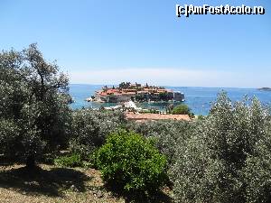 [P17] Sveti Stefan se află la o distanţă aproximativă de 9 km de Budva.  » foto by Marian Preda
 - 
<span class="allrVoted glyphicon glyphicon-heart hidden" id="av585572"></span>
<a class="m-l-10 hidden" id="sv585572" onclick="voting_Foto_DelVot(,585572,1103)" role="button">șterge vot <span class="glyphicon glyphicon-remove"></span></a>
<a id="v9585572" class=" c-red"  onclick="voting_Foto_SetVot(585572)" role="button"><span class="glyphicon glyphicon-heart-empty"></span> <b>LIKE</b> = Votează poza</a> <img class="hidden"  id="f585572W9" src="/imagini/loader.gif" border="0" /><span class="AjErrMes hidden" id="e585572ErM"></span>