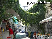 [P04] O straduta din Skiathos cu nelipsitele taverne.  » foto by Rodel
 - 
<span class="allrVoted glyphicon glyphicon-heart hidden" id="av411281"></span>
<a class="m-l-10 hidden" id="sv411281" onclick="voting_Foto_DelVot(,411281,1166)" role="button">șterge vot <span class="glyphicon glyphicon-remove"></span></a>
<a id="v9411281" class=" c-red"  onclick="voting_Foto_SetVot(411281)" role="button"><span class="glyphicon glyphicon-heart-empty"></span> <b>LIKE</b> = Votează poza</a> <img class="hidden"  id="f411281W9" src="/imagini/loader.gif" border="0" /><span class="AjErrMes hidden" id="e411281ErM"></span>