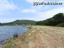 [P11] Lacul Strofilia, din spatele plajei Koukounaries. Şoseaua trece dincolo de lac, acolo sînt şi tavernele şi spaţiile de cazare, apoi e lacul, pădurea de pini şi plaja (plaja este dincolo de pădurea din dreapta pozei).  » foto by abancor
 - 
<span class="allrVoted glyphicon glyphicon-heart hidden" id="av459426"></span>
<a class="m-l-10 hidden" id="sv459426" onclick="voting_Foto_DelVot(,459426,1166)" role="button">șterge vot <span class="glyphicon glyphicon-remove"></span></a>
<a id="v9459426" class=" c-red"  onclick="voting_Foto_SetVot(459426)" role="button"><span class="glyphicon glyphicon-heart-empty"></span> <b>LIKE</b> = Votează poza</a> <img class="hidden"  id="f459426W9" src="/imagini/loader.gif" border="0" /><span class="AjErrMes hidden" id="e459426ErM"></span>