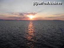 [P122] Părăsim Skiathos. În drum spre Volos, soarele apune peste insula Evia.  » foto by abancor
 - 
<span class="allrVoted glyphicon glyphicon-heart hidden" id="av459551"></span>
<a class="m-l-10 hidden" id="sv459551" onclick="voting_Foto_DelVot(,459551,1166)" role="button">șterge vot <span class="glyphicon glyphicon-remove"></span></a>
<a id="v9459551" class=" c-red"  onclick="voting_Foto_SetVot(459551)" role="button"><span class="glyphicon glyphicon-heart-empty"></span> <b>LIKE</b> = Votează poza</a> <img class="hidden"  id="f459551W9" src="/imagini/loader.gif" border="0" /><span class="AjErrMes hidden" id="e459551ErM"></span>