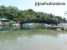 [P13] Podul pietonal de acces pe Koukounaries, peste legătura dintre mare şi lagună. Sus se vede hotelul Skiathos Palace. La gura lagunei e amenajat portul unde acostează vasele turistice.  » foto by abancor
 - 
<span class="allrVoted glyphicon glyphicon-heart hidden" id="av459428"></span>
<a class="m-l-10 hidden" id="sv459428" onclick="voting_Foto_DelVot(,459428,1166)" role="button">șterge vot <span class="glyphicon glyphicon-remove"></span></a>
<a id="v9459428" class=" c-red"  onclick="voting_Foto_SetVot(459428)" role="button"><span class="glyphicon glyphicon-heart-empty"></span> <b>LIKE</b> = Votează poza</a> <img class="hidden"  id="f459428W9" src="/imagini/loader.gif" border="0" /><span class="AjErrMes hidden" id="e459428ErM"></span>