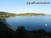 [P23] Mai multe plaje, văzute de pe şosea: Agia Paraskevi (cea mai apropiată), Kolios (un golfuleţ dincolo de Ag. P.), Vromolimnos (în dreptul vaporului alb, pe coasta peninsulei).  » foto by abancor
 - 
<span class="allrVoted glyphicon glyphicon-heart hidden" id="av459438"></span>
<a class="m-l-10 hidden" id="sv459438" onclick="voting_Foto_DelVot(,459438,1166)" role="button">șterge vot <span class="glyphicon glyphicon-remove"></span></a>
<a id="v9459438" class=" c-red"  onclick="voting_Foto_SetVot(459438)" role="button"><span class="glyphicon glyphicon-heart-empty"></span> <b>LIKE</b> = Votează poza</a> <img class="hidden"  id="f459438W9" src="/imagini/loader.gif" border="0" /><span class="AjErrMes hidden" id="e459438ErM"></span>