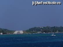 [P04] Pista aeroportului Papadiamantis din Skiathos începe chiar de lîngă apă. Pe şoseaua de lîngă ea puteţi privi avioanele de la cîţiva metri de dedesubt.  » foto by abancor
 - 
<span class="allrVoted glyphicon glyphicon-heart hidden" id="av459419"></span>
<a class="m-l-10 hidden" id="sv459419" onclick="voting_Foto_DelVot(,459419,1166)" role="button">șterge vot <span class="glyphicon glyphicon-remove"></span></a>
<a id="v9459419" class=" c-red"  onclick="voting_Foto_SetVot(459419)" role="button"><span class="glyphicon glyphicon-heart-empty"></span> <b>LIKE</b> = Votează poza</a> <img class="hidden"  id="f459419W9" src="/imagini/loader.gif" border="0" /><span class="AjErrMes hidden" id="e459419ErM"></span>