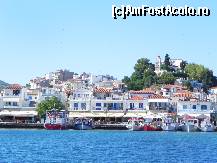 [P05] Ne apropiem de ţărm în Skiathos. Cafenele şi taverne înşirate pe chei, lîngă ele bărci particulare, iar sus se vede clopotniţa de la SF. Nicolae, punctul de belvedere asupra oraşului.  » foto by abancor
 - 
<span class="allrVoted glyphicon glyphicon-heart hidden" id="av459420"></span>
<a class="m-l-10 hidden" id="sv459420" onclick="voting_Foto_DelVot(,459420,1166)" role="button">șterge vot <span class="glyphicon glyphicon-remove"></span></a>
<a id="v9459420" class=" c-red"  onclick="voting_Foto_SetVot(459420)" role="button"><span class="glyphicon glyphicon-heart-empty"></span> <b>LIKE</b> = Votează poza</a> <img class="hidden"  id="f459420W9" src="/imagini/loader.gif" border="0" /><span class="AjErrMes hidden" id="e459420ErM"></span>