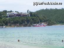 [P08] Hotelul Skiathos Palace, excelent amplasat, deasupra plajei Maratha, cu vedere către Koukounaries (fotografia e făcută de pe plaja K.).  » foto by abancor
 - 
<span class="allrVoted glyphicon glyphicon-heart hidden" id="av459423"></span>
<a class="m-l-10 hidden" id="sv459423" onclick="voting_Foto_DelVot(,459423,1166)" role="button">șterge vot <span class="glyphicon glyphicon-remove"></span></a>
<a id="v9459423" class=" c-red"  onclick="voting_Foto_SetVot(459423)" role="button"><span class="glyphicon glyphicon-heart-empty"></span> <b>LIKE</b> = Votează poza</a> <img class="hidden"  id="f459423W9" src="/imagini/loader.gif" border="0" /><span class="AjErrMes hidden" id="e459423ErM"></span>