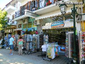 [P22] Magazine cu suveniruri in Skiathos Town » foto by ileanaxperta*
 - 
<span class="allrVoted glyphicon glyphicon-heart hidden" id="av562130"></span>
<a class="m-l-10 hidden" id="sv562130" onclick="voting_Foto_DelVot(,562130,1166)" role="button">șterge vot <span class="glyphicon glyphicon-remove"></span></a>
<a id="v9562130" class=" c-red"  onclick="voting_Foto_SetVot(562130)" role="button"><span class="glyphicon glyphicon-heart-empty"></span> <b>LIKE</b> = Votează poza</a> <img class="hidden"  id="f562130W9" src="/imagini/loader.gif" border="0" /><span class="AjErrMes hidden" id="e562130ErM"></span>