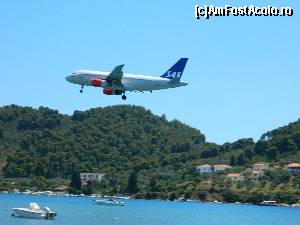 [P25] Un avion cu turisti fericiti care va ateriza in curand... in Skiathos Town » foto by ileanaxperta*
 - 
<span class="allrVoted glyphicon glyphicon-heart hidden" id="av562134"></span>
<a class="m-l-10 hidden" id="sv562134" onclick="voting_Foto_DelVot(,562134,1166)" role="button">șterge vot <span class="glyphicon glyphicon-remove"></span></a>
<a id="v9562134" class=" c-red"  onclick="voting_Foto_SetVot(562134)" role="button"><span class="glyphicon glyphicon-heart-empty"></span> <b>LIKE</b> = Votează poza</a> <img class="hidden"  id="f562134W9" src="/imagini/loader.gif" border="0" /><span class="AjErrMes hidden" id="e562134ErM"></span>