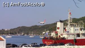 [P12] Un avion trece pe deasupra zonei New Port. In curand va ateriza si alti turisti vor invada insula.  » foto by ovidiuyepi
 - 
<span class="allrVoted glyphicon glyphicon-heart hidden" id="av847062"></span>
<a class="m-l-10 hidden" id="sv847062" onclick="voting_Foto_DelVot(,847062,1166)" role="button">șterge vot <span class="glyphicon glyphicon-remove"></span></a>
<a id="v9847062" class=" c-red"  onclick="voting_Foto_SetVot(847062)" role="button"><span class="glyphicon glyphicon-heart-empty"></span> <b>LIKE</b> = Votează poza</a> <img class="hidden"  id="f847062W9" src="/imagini/loader.gif" border="0" /><span class="AjErrMes hidden" id="e847062ErM"></span>