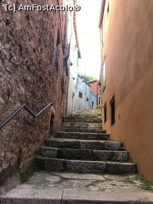 [P83] Prin Rovinj, la coborâre, o stradă lăturalnică » foto by krisstinna
 - 
<span class="allrVoted glyphicon glyphicon-heart hidden" id="av1037402"></span>
<a class="m-l-10 hidden" id="sv1037402" onclick="voting_Foto_DelVot(,1037402,1168)" role="button">șterge vot <span class="glyphicon glyphicon-remove"></span></a>
<a id="v91037402" class=" c-red"  onclick="voting_Foto_SetVot(1037402)" role="button"><span class="glyphicon glyphicon-heart-empty"></span> <b>LIKE</b> = Votează poza</a> <img class="hidden"  id="f1037402W9" src="/imagini/loader.gif" border="0" /><span class="AjErrMes hidden" id="e1037402ErM"></span>