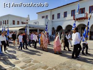 [P46] Așteptând vaporașul spre Delos am prin o procesiune religioasă » foto by crismis
 - 
<span class="allrVoted glyphicon glyphicon-heart hidden" id="av1423108"></span>
<a class="m-l-10 hidden" id="sv1423108" onclick="voting_Foto_DelVot(,1423108,1176)" role="button">șterge vot <span class="glyphicon glyphicon-remove"></span></a>
<a id="v91423108" class=" c-red"  onclick="voting_Foto_SetVot(1423108)" role="button"><span class="glyphicon glyphicon-heart-empty"></span> <b>LIKE</b> = Votează poza</a> <img class="hidden"  id="f1423108W9" src="/imagini/loader.gif" border="0" /><span class="AjErrMes hidden" id="e1423108ErM"></span>