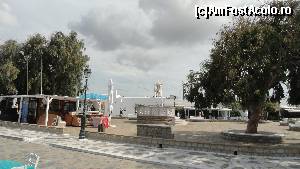 [P12] Piata centrala a satului traditional Ano Mera. Se zareste in spate central, turnul Manastirii Panagia Tourliani » foto by zuftim
 - 
<span class="allrVoted glyphicon glyphicon-heart hidden" id="av552405"></span>
<a class="m-l-10 hidden" id="sv552405" onclick="voting_Foto_DelVot(,552405,1176)" role="button">șterge vot <span class="glyphicon glyphicon-remove"></span></a>
<a id="v9552405" class=" c-red"  onclick="voting_Foto_SetVot(552405)" role="button"><span class="glyphicon glyphicon-heart-empty"></span> <b>LIKE</b> = Votează poza</a> <img class="hidden"  id="f552405W9" src="/imagini/loader.gif" border="0" /><span class="AjErrMes hidden" id="e552405ErM"></span>