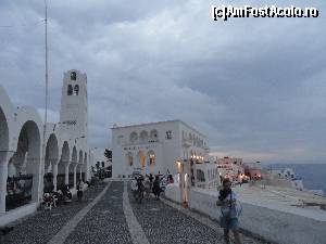 [P22] In fata Catedralei Ortodoxe din Fira Santorini, langa hotel Atlantis » foto by zuftim
 - 
<span class="allrVoted glyphicon glyphicon-heart hidden" id="av659336"></span>
<a class="m-l-10 hidden" id="sv659336" onclick="voting_Foto_DelVot(,659336,1177)" role="button">șterge vot <span class="glyphicon glyphicon-remove"></span></a>
<a id="v9659336" class=" c-red"  onclick="voting_Foto_SetVot(659336)" role="button"><span class="glyphicon glyphicon-heart-empty"></span> <b>LIKE</b> = Votează poza</a> <img class="hidden"  id="f659336W9" src="/imagini/loader.gif" border="0" /><span class="AjErrMes hidden" id="e659336ErM"></span>