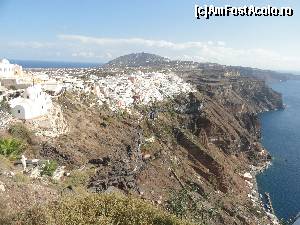 [P09] Caldera si capitala Fira; jos in dreapta, vechiul port Skala » foto by zuftim
 - 
<span class="allrVoted glyphicon glyphicon-heart hidden" id="av659323"></span>
<a class="m-l-10 hidden" id="sv659323" onclick="voting_Foto_DelVot(,659323,1177)" role="button">șterge vot <span class="glyphicon glyphicon-remove"></span></a>
<a id="v9659323" class=" c-red"  onclick="voting_Foto_SetVot(659323)" role="button"><span class="glyphicon glyphicon-heart-empty"></span> <b>LIKE</b> = Votează poza</a> <img class="hidden"  id="f659323W9" src="/imagini/loader.gif" border="0" /><span class="AjErrMes hidden" id="e659323ErM"></span>