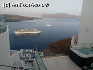 [P06] Fira. Promenada si vasele de croazaiera din Caldera. Fira si Oia sunt destinatii pentru mai toate vasele de croaziera din Mediterana.  » foto by dorgo
 - 
<span class="allrVoted glyphicon glyphicon-heart hidden" id="av772659"></span>
<a class="m-l-10 hidden" id="sv772659" onclick="voting_Foto_DelVot(,772659,1177)" role="button">șterge vot <span class="glyphicon glyphicon-remove"></span></a>
<a id="v9772659" class=" c-red"  onclick="voting_Foto_SetVot(772659)" role="button"><span class="glyphicon glyphicon-heart-empty"></span> <b>LIKE</b> = Votează poza</a> <img class="hidden"  id="f772659W9" src="/imagini/loader.gif" border="0" /><span class="AjErrMes hidden" id="e772659ErM"></span>