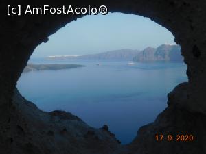 [P11] Stânca Hearth of Santorini, din apropiere de Megalochori. Prin ea, se vede frumos Caldera » foto by irinad
 - 
<span class="allrVoted glyphicon glyphicon-heart hidden" id="av1199524"></span>
<a class="m-l-10 hidden" id="sv1199524" onclick="voting_Foto_DelVot(,1199524,1177)" role="button">șterge vot <span class="glyphicon glyphicon-remove"></span></a>
<a id="v91199524" class=" c-red"  onclick="voting_Foto_SetVot(1199524)" role="button"><span class="glyphicon glyphicon-heart-empty"></span> <b>LIKE</b> = Votează poza</a> <img class="hidden"  id="f1199524W9" src="/imagini/loader.gif" border="0" /><span class="AjErrMes hidden" id="e1199524ErM"></span>