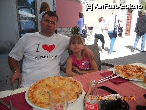 [P17] Eu m-am mulţumit cu o 'bucatica' de pizza » foto by pepsi70ro
 - 
<span class="allrVoted glyphicon glyphicon-heart hidden" id="av432303"></span>
<a class="m-l-10 hidden" id="sv432303" onclick="voting_Foto_DelVot(,432303,1185)" role="button">șterge vot <span class="glyphicon glyphicon-remove"></span></a>
<a id="v9432303" class=" c-red"  onclick="voting_Foto_SetVot(432303)" role="button"><span class="glyphicon glyphicon-heart-empty"></span> <b>LIKE</b> = Votează poza</a> <img class="hidden"  id="f432303W9" src="/imagini/loader.gif" border="0" /><span class="AjErrMes hidden" id="e432303ErM"></span>