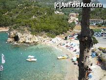 [P02] Una din plajele din Paleokastritza. In spate se vede parcarea mare de masini. Este singura parcare disponibila, in sezon este full si costa 3 euro pe zi.  » foto by lidiacojea
 - 
<span class="allrVoted glyphicon glyphicon-heart hidden" id="av419222"></span>
<a class="m-l-10 hidden" id="sv419222" onclick="voting_Foto_DelVot(,419222,1198)" role="button">șterge vot <span class="glyphicon glyphicon-remove"></span></a>
<a id="v9419222" class=" c-red"  onclick="voting_Foto_SetVot(419222)" role="button"><span class="glyphicon glyphicon-heart-empty"></span> <b>LIKE</b> = Votează poza</a> <img class="hidden"  id="f419222W9" src="/imagini/loader.gif" border="0" /><span class="AjErrMes hidden" id="e419222ErM"></span>