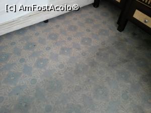 [P04] Mocheta sub orice critica de murdara. Am impins patul si am dat de culoarea originala a mochetei. Diferenta se vede. Si pozele nu pot reda realitata in totalitate. Patul rupt dupa cum se vede. Saltelele mizerabile.  » foto by AnamariaIvan
 - 
<span class="allrVoted glyphicon glyphicon-heart hidden" id="av897939"></span>
<a class="m-l-10 hidden" id="sv897939" onclick="voting_Foto_DelVot(,897939,1201)" role="button">șterge vot <span class="glyphicon glyphicon-remove"></span></a>
<a id="v9897939" class=" c-red"  onclick="voting_Foto_SetVot(897939)" role="button"><span class="glyphicon glyphicon-heart-empty"></span> <b>LIKE</b> = Votează poza</a> <img class="hidden"  id="f897939W9" src="/imagini/loader.gif" border="0" /><span class="AjErrMes hidden" id="e897939ErM"></span>