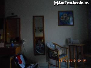 [P11] Camera de hotel cu măsuța, unul din fotolii, oglinzile, erau două.  » foto by Rodel
 - 
<span class="allrVoted glyphicon glyphicon-heart hidden" id="av703696"></span>
<a class="m-l-10 hidden" id="sv703696" onclick="voting_Foto_DelVot(,703696,1204)" role="button">șterge vot <span class="glyphicon glyphicon-remove"></span></a>
<a id="v9703696" class=" c-red"  onclick="voting_Foto_SetVot(703696)" role="button"><span class="glyphicon glyphicon-heart-empty"></span> <b>LIKE</b> = Votează poza</a> <img class="hidden"  id="f703696W9" src="/imagini/loader.gif" border="0" /><span class="AjErrMes hidden" id="e703696ErM"></span>