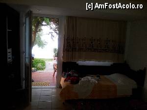 [P04] Interior Bungalow, exista pat pentru a treia persoana (si de sub el se tragea inca unul pentur a patra persoana), dar toata in aceeasi camera cu patul matrimonial.  » foto by Honeyqueen*
 - 
<span class="allrVoted glyphicon glyphicon-heart hidden" id="av349007"></span>
<a class="m-l-10 hidden" id="sv349007" onclick="voting_Foto_DelVot(,349007,1218)" role="button">șterge vot <span class="glyphicon glyphicon-remove"></span></a>
<a id="v9349007" class=" c-red"  onclick="voting_Foto_SetVot(349007)" role="button"><span class="glyphicon glyphicon-heart-empty"></span> <b>LIKE</b> = Votează poza</a> <img class="hidden"  id="f349007W9" src="/imagini/loader.gif" border="0" /><span class="AjErrMes hidden" id="e349007ErM"></span>