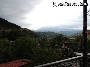[P07] Vourgareli. Vedere de pe terasa tavernei. In plan apropiat se văd casele vechi cu acoperiș din lespezi de piatră.  » foto by ebirsan
 - 
<span class="allrVoted glyphicon glyphicon-heart hidden" id="av473480"></span>
<a class="m-l-10 hidden" id="sv473480" onclick="voting_Foto_DelVot(,473480,1227)" role="button">șterge vot <span class="glyphicon glyphicon-remove"></span></a>
<a id="v9473480" class=" c-red"  onclick="voting_Foto_SetVot(473480)" role="button"><span class="glyphicon glyphicon-heart-empty"></span> <b>LIKE</b> = Votează poza</a> <img class="hidden"  id="f473480W9" src="/imagini/loader.gif" border="0" /><span class="AjErrMes hidden" id="e473480ErM"></span>