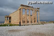 [P08] Erectheionul, cu balconul Caryatidelor, în stânga spre fundal » foto by Ioan Raita
 - 
<span class="allrVoted glyphicon glyphicon-heart hidden" id="av491985"></span>
<a class="m-l-10 hidden" id="sv491985" onclick="voting_Foto_DelVot(,491985,1227)" role="button">șterge vot <span class="glyphicon glyphicon-remove"></span></a>
<a id="v9491985" class=" c-red"  onclick="voting_Foto_SetVot(491985)" role="button"><span class="glyphicon glyphicon-heart-empty"></span> <b>LIKE</b> = Votează poza</a> <img class="hidden"  id="f491985W9" src="/imagini/loader.gif" border="0" /><span class="AjErrMes hidden" id="e491985ErM"></span>