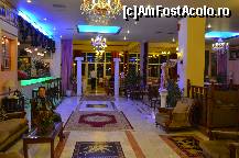 [P13] Holul recepției hotelului Costa Famissi din Kalambaka. În fundal se vede locul pentru servirea mesei.  » foto by Ioan Raita
 - 
<span class="allrVoted glyphicon glyphicon-heart hidden" id="av493042"></span>
<a class="m-l-10 hidden" id="sv493042" onclick="voting_Foto_DelVot(,493042,1227)" role="button">șterge vot <span class="glyphicon glyphicon-remove"></span></a>
<a id="v9493042" class=" c-red"  onclick="voting_Foto_SetVot(493042)" role="button"><span class="glyphicon glyphicon-heart-empty"></span> <b>LIKE</b> = Votează poza</a> <img class="hidden"  id="f493042W9" src="/imagini/loader.gif" border="0" /><span class="AjErrMes hidden" id="e493042ErM"></span>