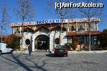 [P27] Restaurantul Theoxenia. Am mâcat aici după ce am plecat de la Meteore.  » foto by Ioan Raita
 - 
<span class="allrVoted glyphicon glyphicon-heart hidden" id="av493075"></span>
<a class="m-l-10 hidden" id="sv493075" onclick="voting_Foto_DelVot(,493075,1227)" role="button">șterge vot <span class="glyphicon glyphicon-remove"></span></a>
<a id="v9493075" class=" c-red"  onclick="voting_Foto_SetVot(493075)" role="button"><span class="glyphicon glyphicon-heart-empty"></span> <b>LIKE</b> = Votează poza</a> <img class="hidden"  id="f493075W9" src="/imagini/loader.gif" border="0" /><span class="AjErrMes hidden" id="e493075ErM"></span>