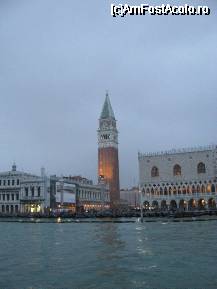 [P09] clopotnita din San Marco - de data asta doar cat am vazut-o din vaporetto » foto by cristi_an3000
 - 
<span class="allrVoted glyphicon glyphicon-heart hidden" id="av26531"></span>
<a class="m-l-10 hidden" id="sv26531" onclick="voting_Foto_DelVot(,26531,1229)" role="button">șterge vot <span class="glyphicon glyphicon-remove"></span></a>
<a id="v926531" class=" c-red"  onclick="voting_Foto_SetVot(26531)" role="button"><span class="glyphicon glyphicon-heart-empty"></span> <b>LIKE</b> = Votează poza</a> <img class="hidden"  id="f26531W9" src="/imagini/loader.gif" border="0" /><span class="AjErrMes hidden" id="e26531ErM"></span>