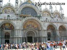 [P17] Multime pestrita la intrarea in Biserica San Marco » foto by mcosmin
 - 
<span class="allrVoted glyphicon glyphicon-heart hidden" id="av27869"></span>
<a class="m-l-10 hidden" id="sv27869" onclick="voting_Foto_DelVot(,27869,1229)" role="button">șterge vot <span class="glyphicon glyphicon-remove"></span></a>
<a id="v927869" class=" c-red"  onclick="voting_Foto_SetVot(27869)" role="button"><span class="glyphicon glyphicon-heart-empty"></span> <b>LIKE</b> = Votează poza</a> <img class="hidden"  id="f27869W9" src="/imagini/loader.gif" border="0" /><span class="AjErrMes hidden" id="e27869ErM"></span>