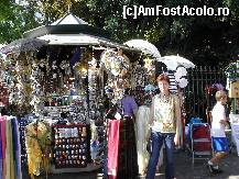 [P24] O tarabă cu suveniruri, dintre care nu lipsesc, bineînţeles, celebrele măşti veneţiene » foto by Costi
 - 
<span class="allrVoted glyphicon glyphicon-heart hidden" id="av46012"></span>
<a class="m-l-10 hidden" id="sv46012" onclick="voting_Foto_DelVot(,46012,1229)" role="button">șterge vot <span class="glyphicon glyphicon-remove"></span></a>
<a id="v946012" class=" c-red"  onclick="voting_Foto_SetVot(46012)" role="button"><span class="glyphicon glyphicon-heart-empty"></span> <b>LIKE</b> = Votează poza</a> <img class="hidden"  id="f46012W9" src="/imagini/loader.gif" border="0" /><span class="AjErrMes hidden" id="e46012ErM"></span>
