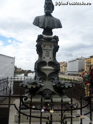 [P02] Statuia lui Cellini de pe Ponte Vecchio loc foarte frecventat de turisti.  » foto by amero
 - 
<span class="allrVoted glyphicon glyphicon-heart hidden" id="av699928"></span>
<a class="m-l-10 hidden" id="sv699928" onclick="voting_Foto_DelVot(,699928,1230)" role="button">șterge vot <span class="glyphicon glyphicon-remove"></span></a>
<a id="v9699928" class=" c-red"  onclick="voting_Foto_SetVot(699928)" role="button"><span class="glyphicon glyphicon-heart-empty"></span> <b>LIKE</b> = Votează poza</a> <img class="hidden"  id="f699928W9" src="/imagini/loader.gif" border="0" /><span class="AjErrMes hidden" id="e699928ErM"></span>